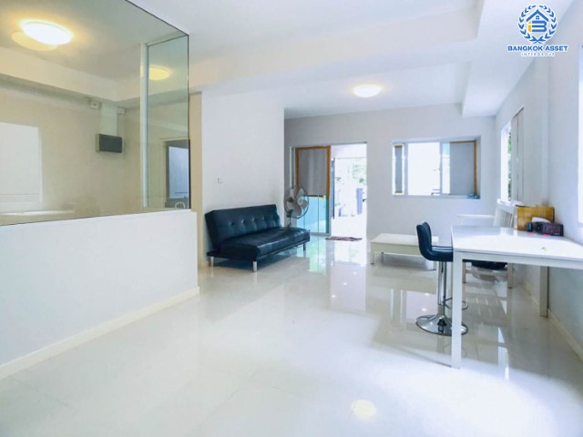 *****ทาวน์เฮ้าส์มือสองย่านกรุงเทพฯ ม.อินดี้ ศรีนครินทร์-ร่มเกล้า หลังมุม! จัดสรรคได้ทุกความสุข บนเนื้อที่มากสุดถึงเกือบ 35 ตร.ว. ฟังก์ชัน 3 ห้องนอน 3 ห้องน้ำ 2 ที่จอดรถ เป็นส่วนตัว วิวเปิดโล่ง บนทำเลใกล้สนามบินสุวรรณภูมิ, รถไฟฟ้าสายแอร์พอร์ตเรลลิงก์ "สถานีลาดกระบัง" และทางด่วน "มอเตอร์เวย์"